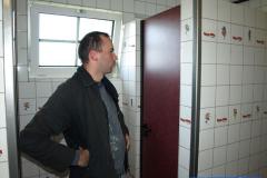 image_5245f5a35d326_sylvain_sceptique_aux_toilettes image_5245f5a35d326_sylvain_sceptique_aux_toilettes